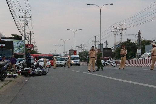 binh duong xe tai tong hai xe may roi lat ngang duong