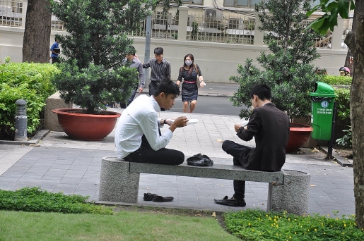 ngay than tai dan van phong chat vat tim cho an trua