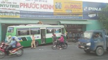 TP HCM: Cô gái thoát chết thần kì khi bị xe buýt tông văng ra đường