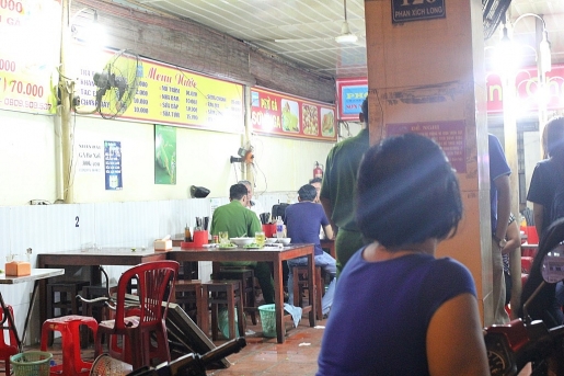 xac dinh duoc nhom nguoi chem cong an nhap vien trong quan an