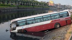 TP HCM: Xe khách lao xuống kênh Tàu Hủ, hai người thoát chết