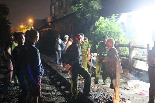 tp hcm ngoi tren duong ray nguoi dan ong bi tau hoa tong chet