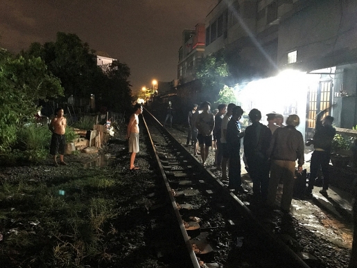 tp hcm ngoi tren duong ray nguoi dan ong bi tau hoa tong chet