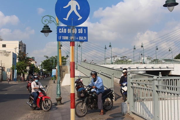 nghich li nguoi dan phai nhuong duong cho xe may tren cau di bo