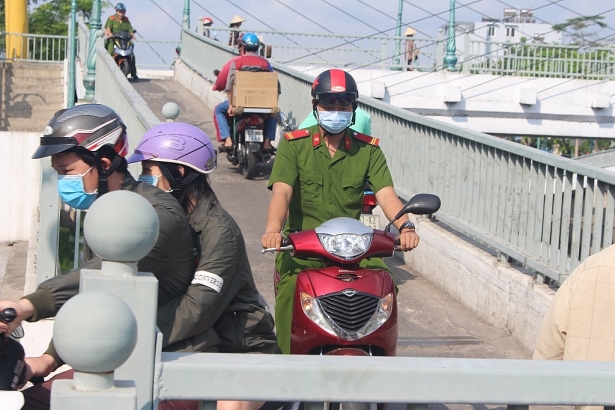 nghich li nguoi dan phai nhuong duong cho xe may tren cau di bo