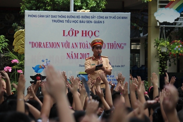 canh sat giao thong day hoc sinh cach tranh nhung tinh huong nguy hiem