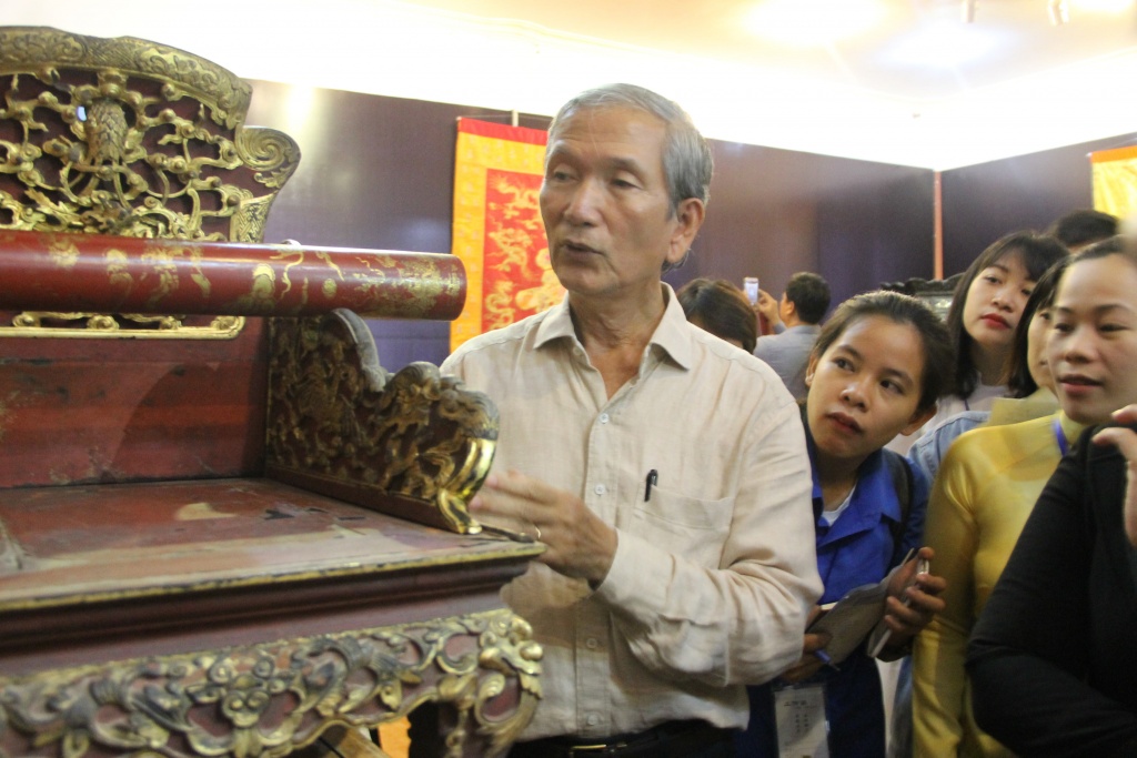 man nhan ngam nhung co vat vang son thoi nguyen