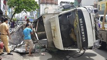TP HCM: Lật xe chở đá, cầu Nguyễn Văn Cừ ùn tắc nghiêm trọng