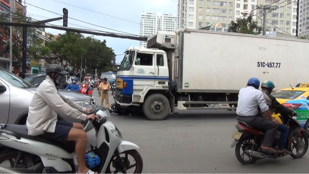 nguoi phu nu thoat chet trong gang tac truoc dau xe tai