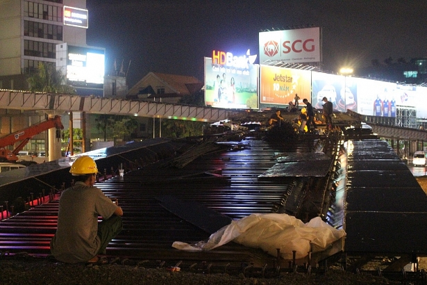 cong nhan trang dem hoan thanh cau vuot thep giai cuu ket xe o san bay tan son nhat