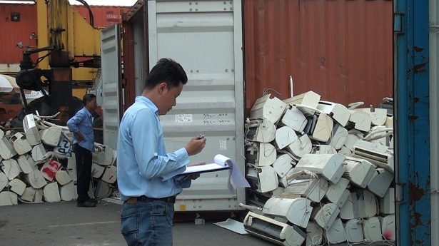 phat hien ba container chua hang tram may dieu hoa quat dien nhap lau qua cang cat lai