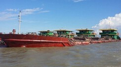Bắt 11 sà lan vận chuyển cát lậu ở Cần Giờ