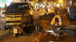 Tài xế mặc sắc phục công an lái ô tô tông hàng loạt xe máy ở Sài Gòn