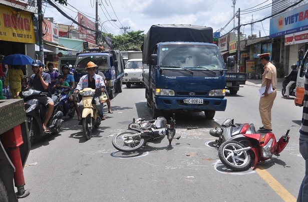 be gai 6 thang tuoi nam bat dong sau vu tai nan lien hoan tren pho