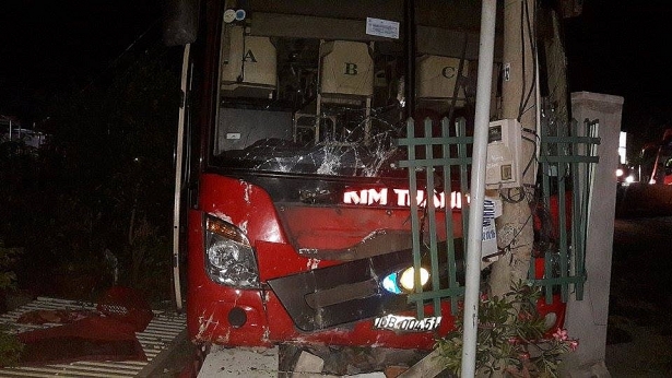 tai nan lien hoan 3 xe khach gan 20 nguoi thuong vong