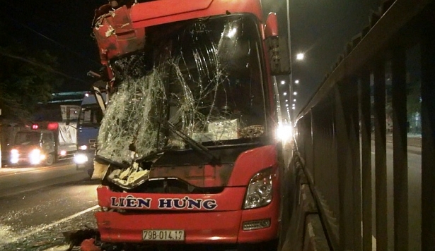xe khach dam vao duoi container hon 20 hanh khach la het keu cuu