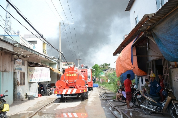 hang tram canh sat dang khong che dam chay lon o vung ven sai gon