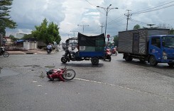 Đâm vào xe ba gác máy, 3 ‘ma men’ nhập viện