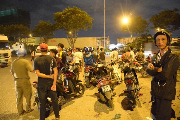 va cham voi container nam thanh nien bi can chet tham trong dem