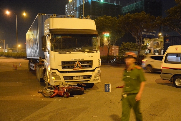 va cham voi container nam thanh nien bi can chet tham trong dem