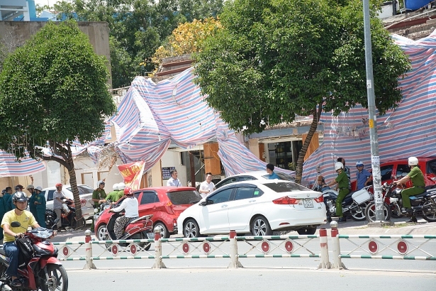 vu o to grabcar bi dap pha truoc nha hang nha hang sua chua khong phep