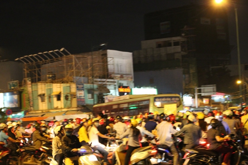 nguoi dan do xo di choi trung thu duong pho sai gon te liet