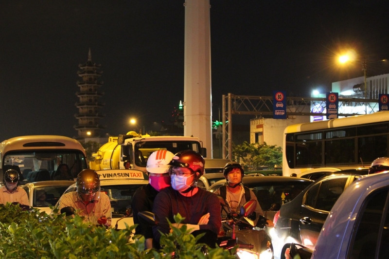 nguoi dan do xo di choi trung thu duong pho sai gon te liet