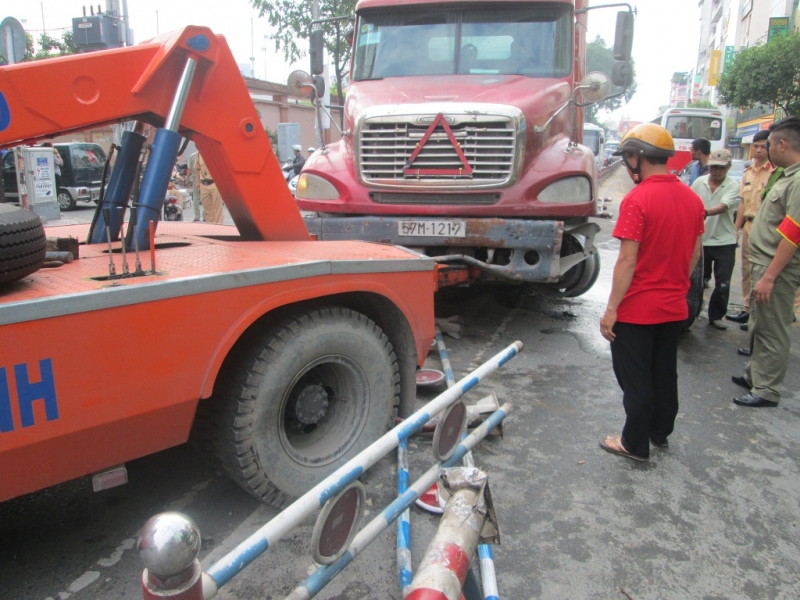 container no lop dai nao duong pho nhieu nguoi hoang loan