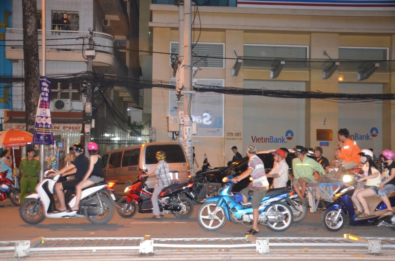 xe khach khong nguoi lai dai nao duong pho 1 nguoi trong thuong