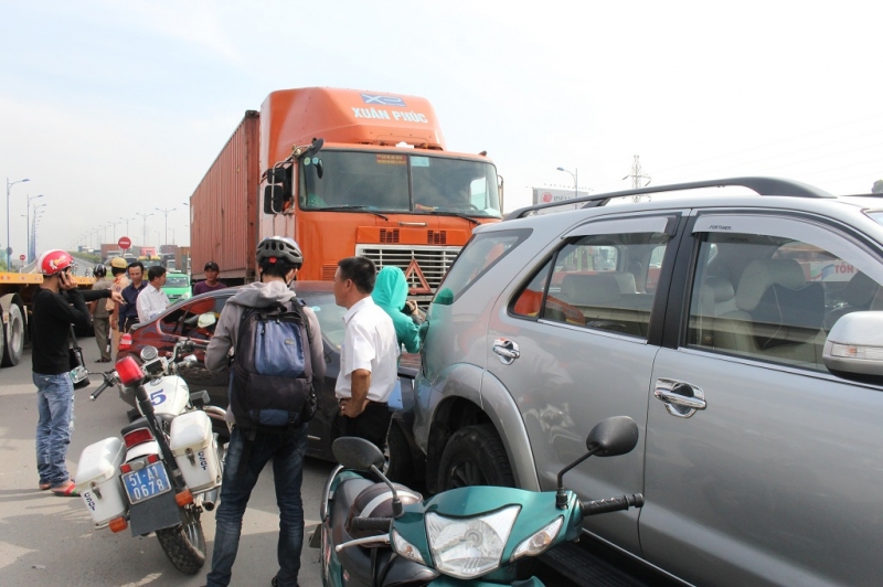 tai nan lien hoan tren xa lo ha noi