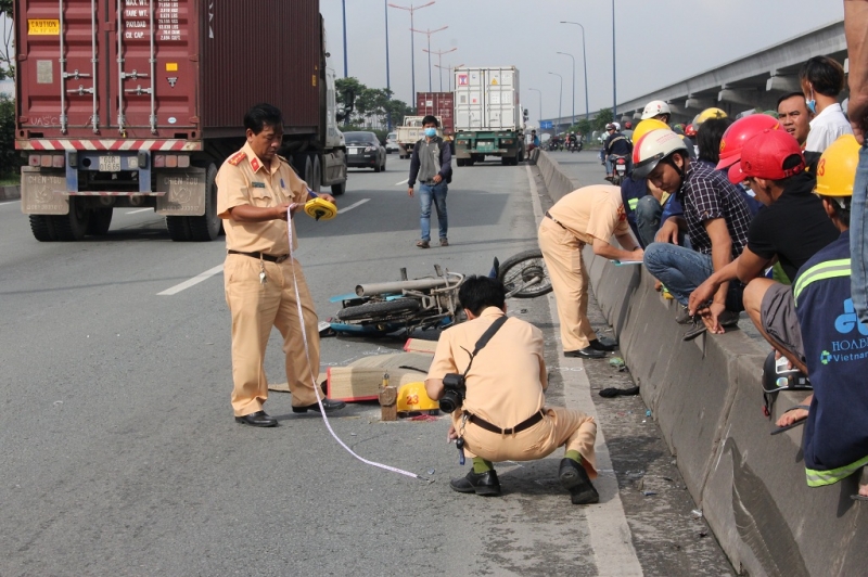 chay vao lan o to hai nam cong nhan bi container can thuong vong