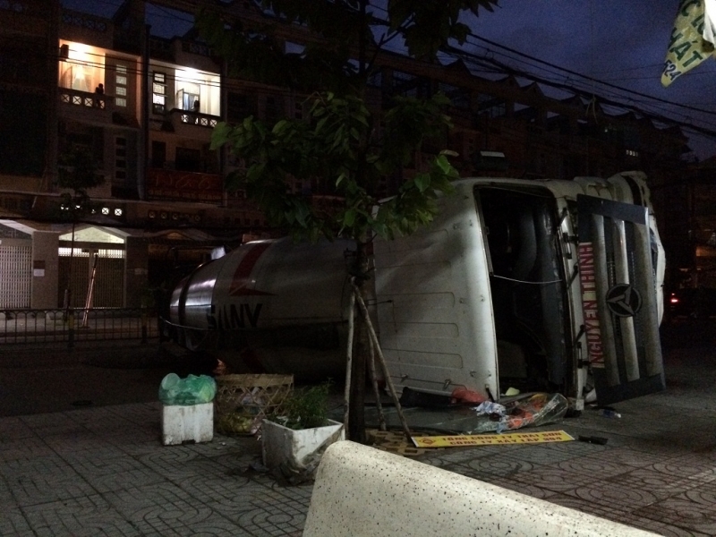 va cham voi container mot thanh nien chet tham