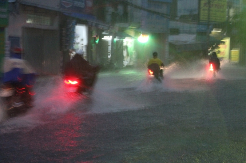 Mưa lớn kéo dài, Sài Gòn chìm trong 'biển nước' mua lon keo dai sai gon chim trong bien nuoc