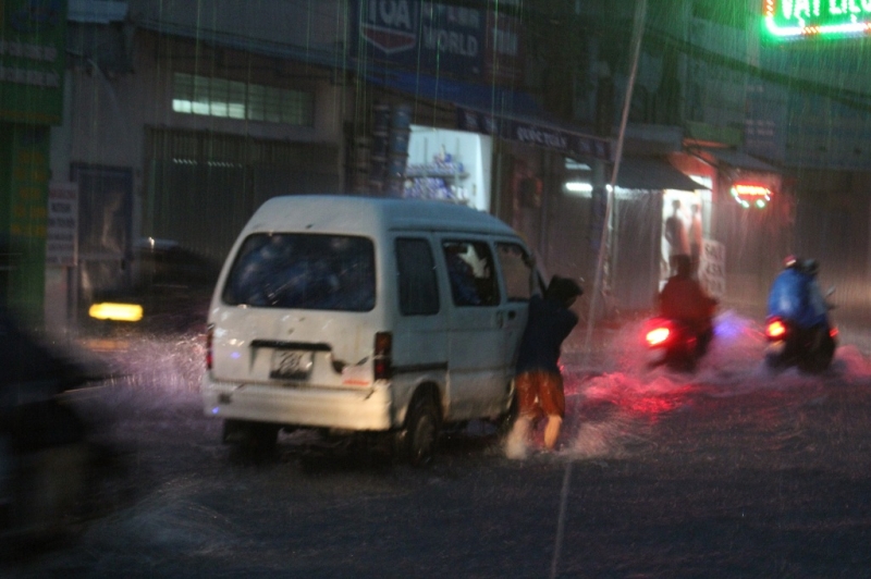 Mưa lớn kéo dài, Sài Gòn chìm trong 'biển nước' mua lon keo dai sai gon chim trong bien nuoc