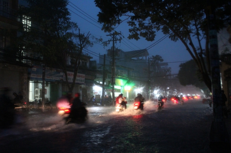 Mưa lớn kéo dài, Sài Gòn chìm trong 'biển nước' mua lon keo dai sai gon chim trong bien nuoc