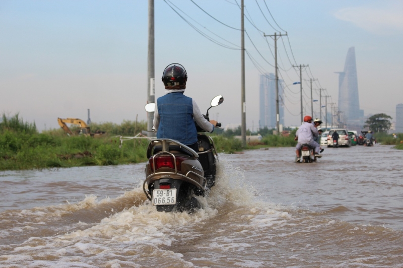 Đường biến thành sông, người dân Sài Gòn lại 'bì bõm' trên phố duong bien thanh song nguoi dan bi bom tren pho
