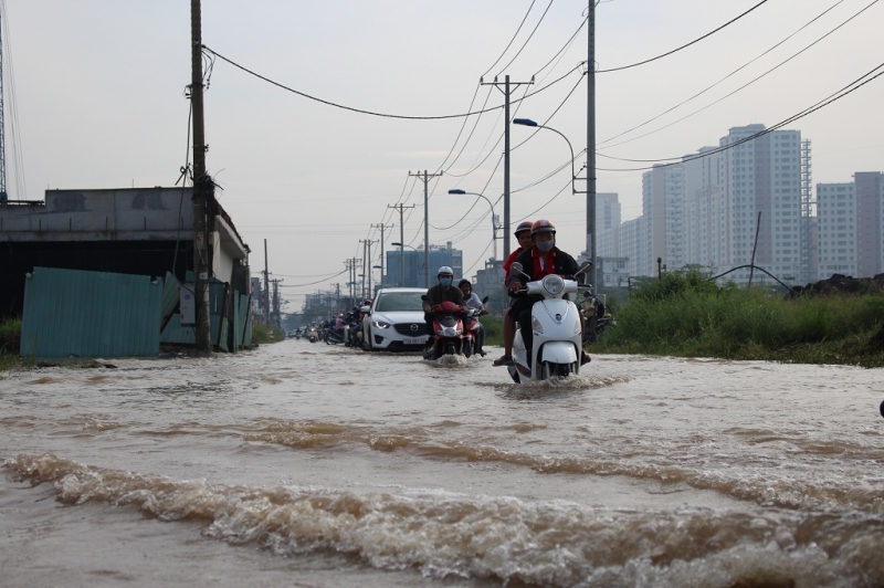 Đường biến thành sông, người dân Sài Gòn lại 'bì bõm' trên phố duong bien thanh song nguoi dan bi bom tren pho