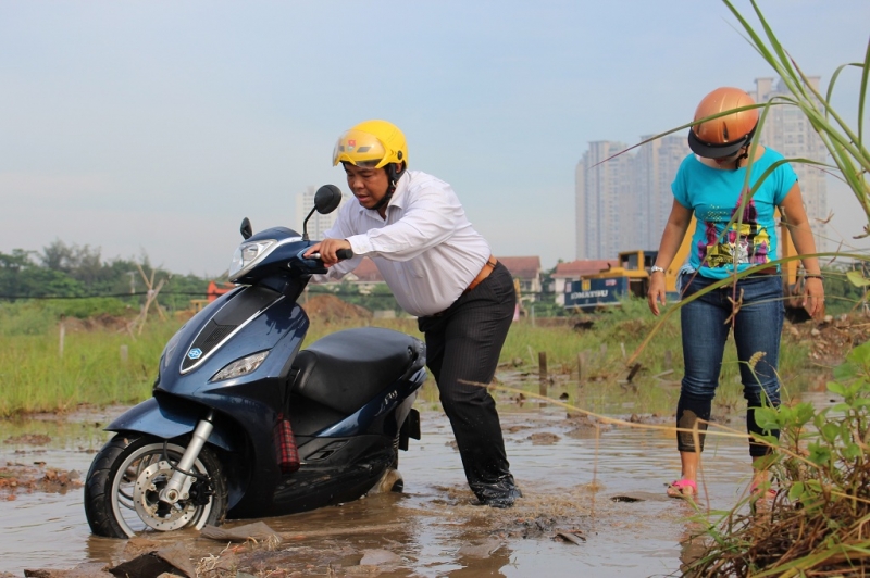 Đường biến thành sông, người dân Sài Gòn lại 'bì bõm' trên phố duong bien thanh song nguoi dan bi bom tren pho