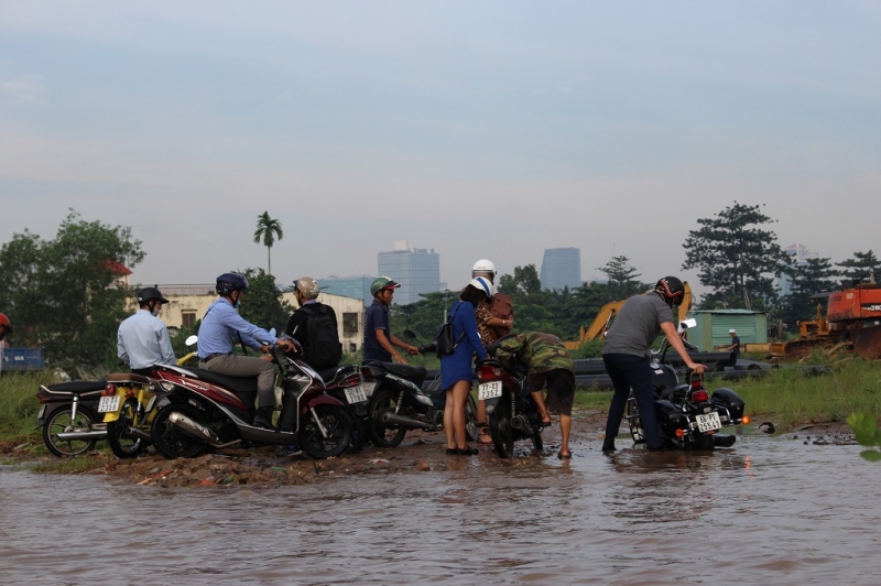 Đường biến thành sông, người dân Sài Gòn lại 'bì bõm' trên phố duong bien thanh song nguoi dan bi bom tren pho