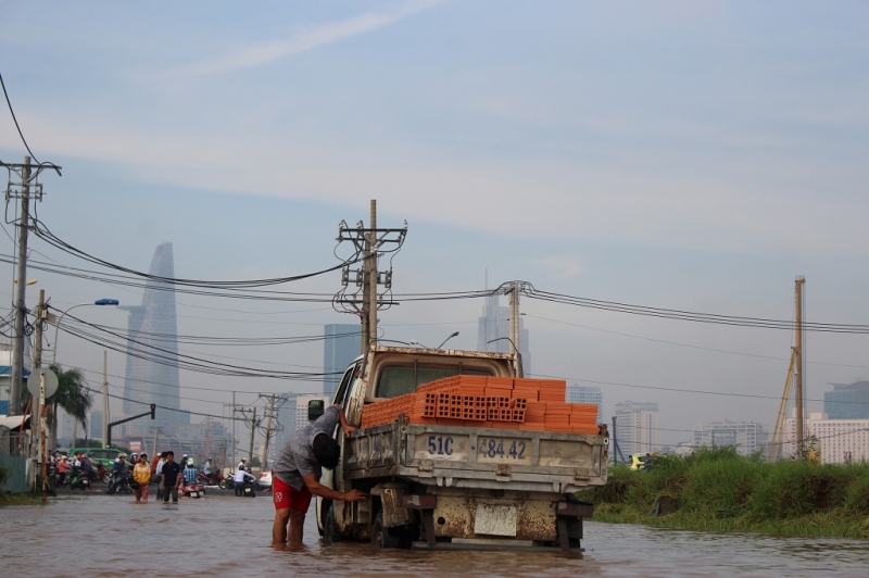 Đường biến thành sông, người dân Sài Gòn lại 'bì bõm' trên phố duong bien thanh song nguoi dan bi bom tren pho