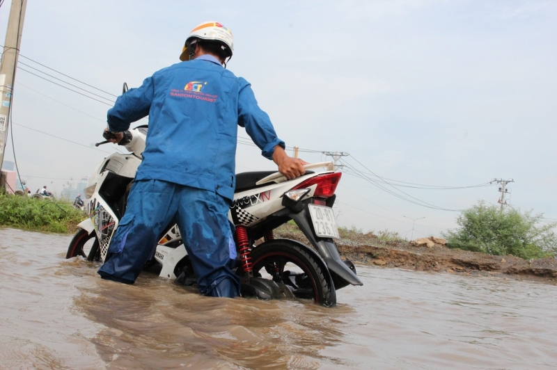 Đường biến thành sông, người dân Sài Gòn lại 'bì bõm' trên phố duong bien thanh song nguoi dan bi bom tren pho