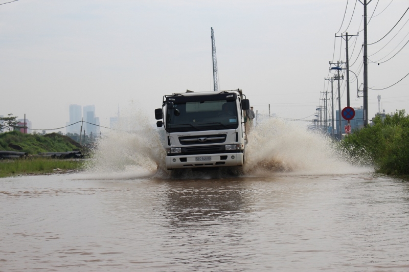 Đường biến thành sông, người dân Sài Gòn lại 'bì bõm' trên phố duong bien thanh song nguoi dan bi bom tren pho