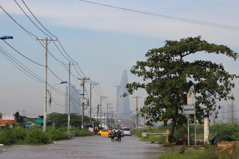 Đường biến thành sông, người dân Sài Gòn lại 'bì bõm' trên phố duong bien thanh song nguoi dan bi bom tren pho
