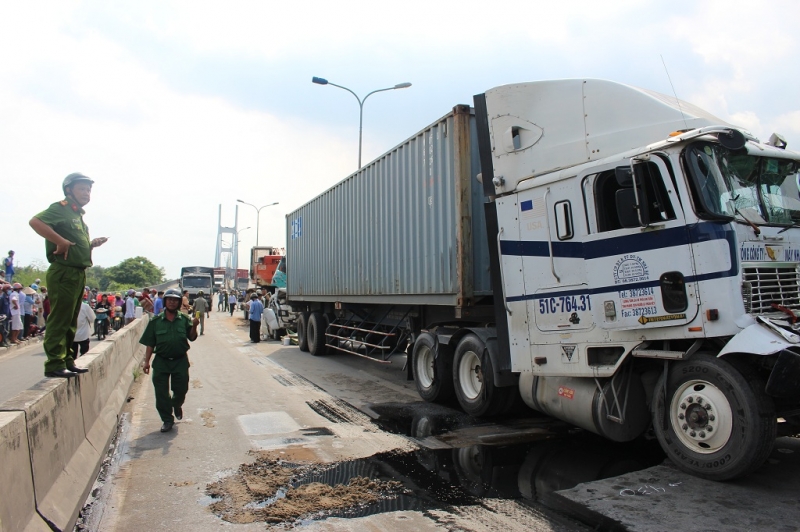 hien truong vu tai nan kinh hoang tren cau phu my lam mot nguoi tu vong