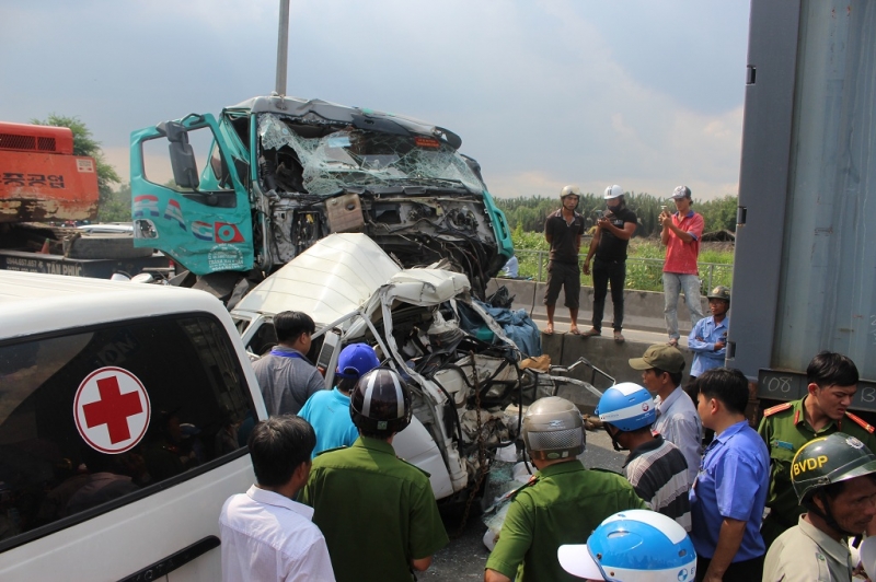 hien truong vu tai nan kinh hoang tren cau phu my lam mot nguoi tu vong