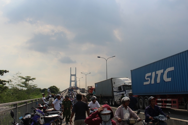 hien truong vu tai nan kinh hoang tren cau phu my lam mot nguoi tu vong