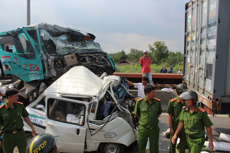 hien truong vu tai nan kinh hoang tren cau phu my lam mot nguoi tu vong