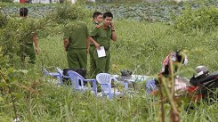 Phát hiện thi thể bé trai quấn trong chăn cạnh bãi đất trống