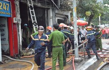 TP HCM: Cửa hàng bán sơn cháy dữ dội khi đang sang chiết, 3 người thương vong