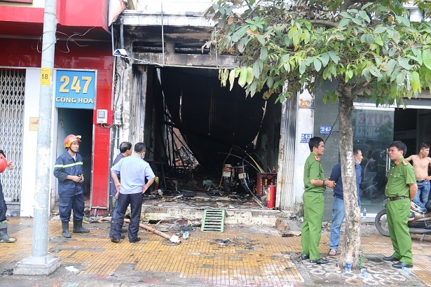 can canh hien truong vu chay cua hang ban son khien 3 nguoi thuong vong